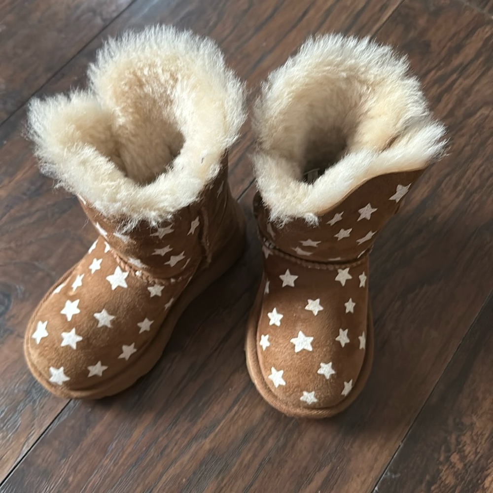 Like new! Toddler girl star Uggs brown